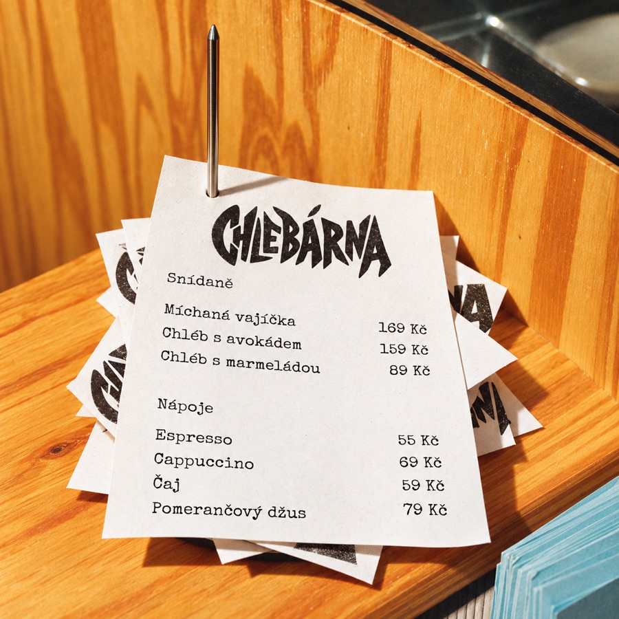 Menu napíchnutá na bodci na pultu